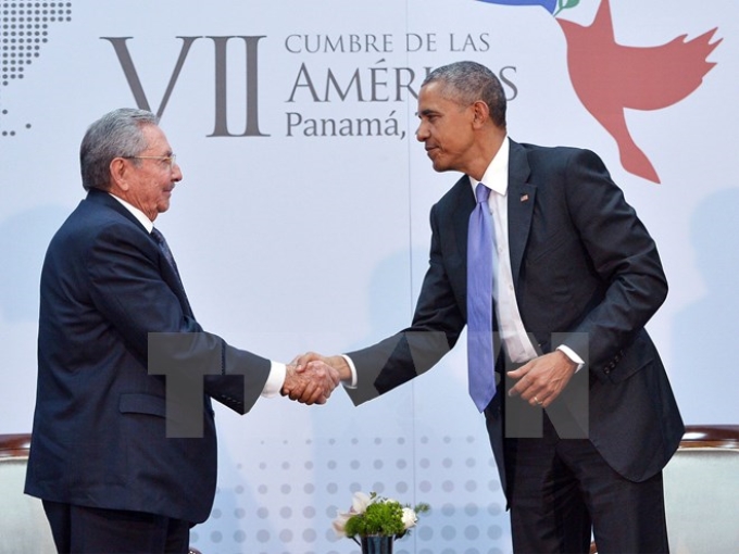 Tổng thống Mỹ Barack Obama và Chủ tịch Cuba Raul Castro đã có cuộc hội đàm lịch sử bên lề Hội nghị OAS 7. (Nguồn: AFP/TTXVN